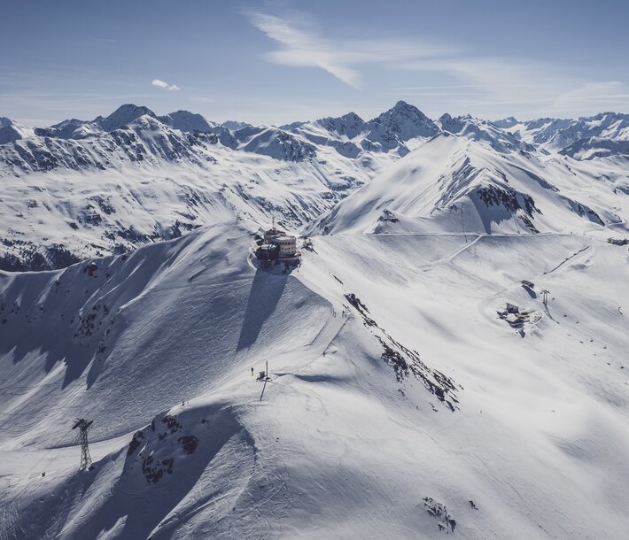Bergpanorama mit Blick auf ein Teil des Skigebiet Jakobshorn. | © Davos Klosters Mountains
