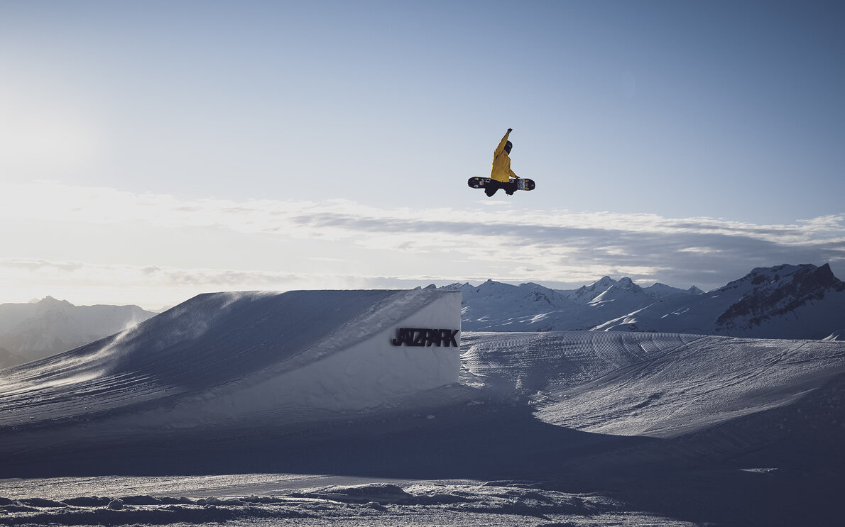 Snowboarder springt über Schanze im Jatzpark. | © Davos Klosters Mountains