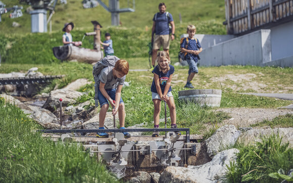Kinder spielen mit eine Wasserschleuse im Madrisa-Land. | © Davos Klosters Mountains