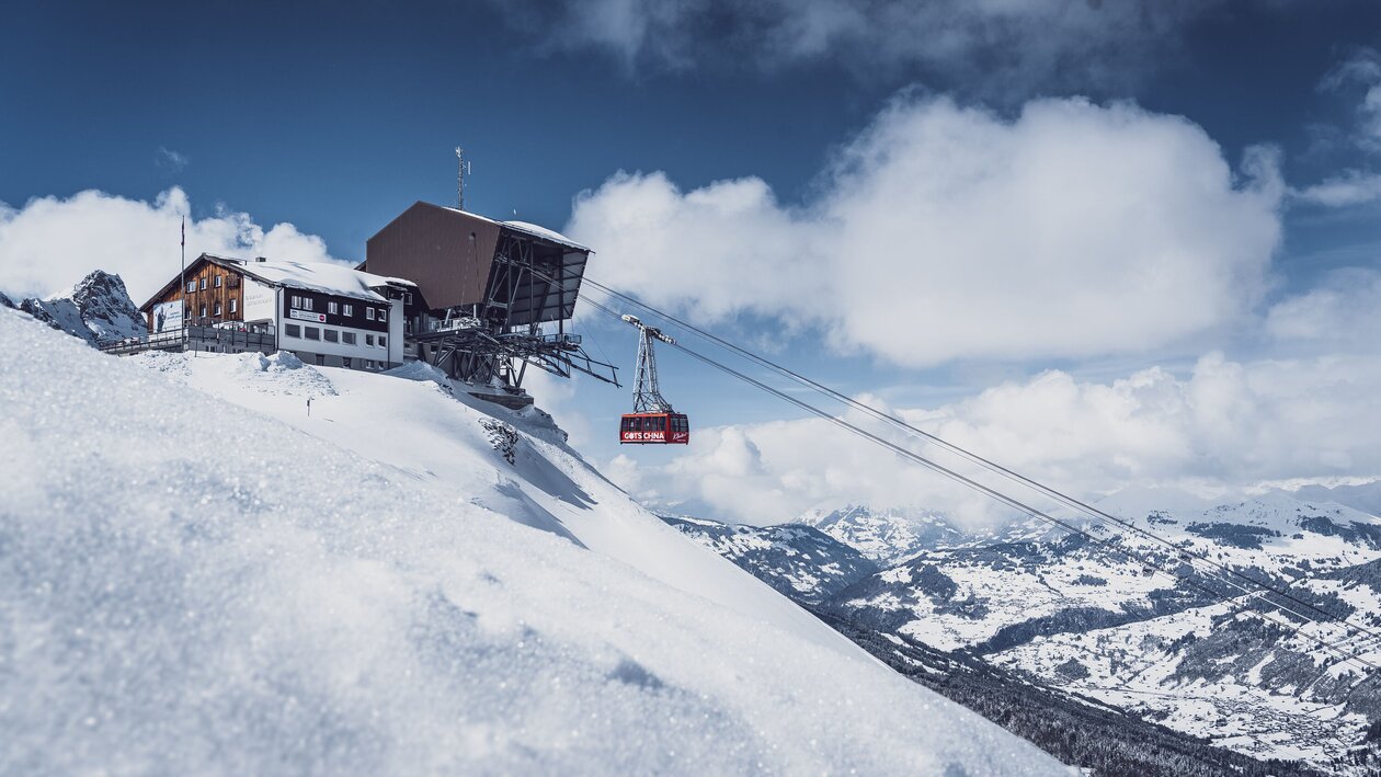 Die rote Gotschnabahn fährt in die Bergstation Gotschnagrat ein. | © Davos Klosters Mountains