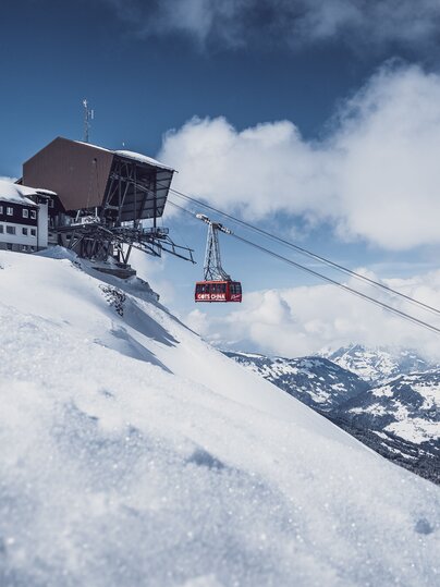 Die rote Gotschnabahn fährt in die Bergstation Gotschnagrat ein. | © Davos Klosters Mountains