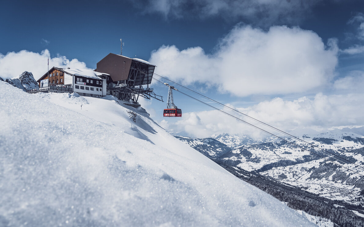Die rote Gotschnabahn fährt in die Bergstation Gotschnagrat ein. | © Davos Klosters Mountains
