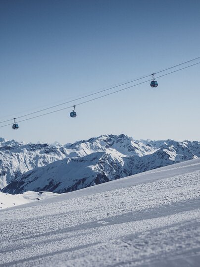 Man sieht die Schiferbahn bei schönem Wetter. | © Davos Klosters Mountains