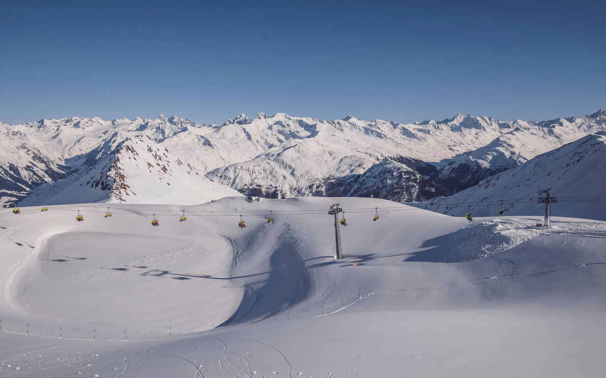 Man sieht den Skilift Totalp bei schönem Wetter. | © Davos Klosters Mountains