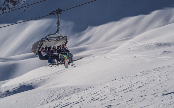 Gruppe Skifahrer auf Sessellift  | © Davos Klosters Mountains 