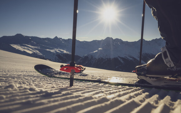 Close up Ski am frühen Morgen auf frisch präparierter Piste. | © Davos Klosters Mountains