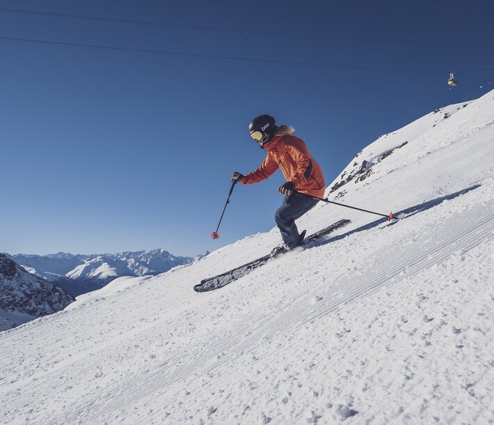 Schwedische Skifahrerin fährt auf Skiern die Gipfel Abfahrt richtung Weissfluhjoch hinunter. | © Davos Klosters Mountains