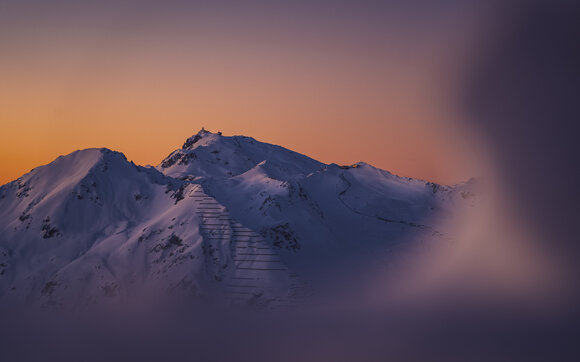 Weissfluhgipfel umgeben von einer Farbenvielfalt des Himmels nach einem sonnigen Tag. | © Davos Klosters Mountains