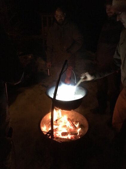 In einem Topf über dem Feuer wird das Fondue zubereitet und bei Vollmond genossen. | © Davos Klosters Mountains