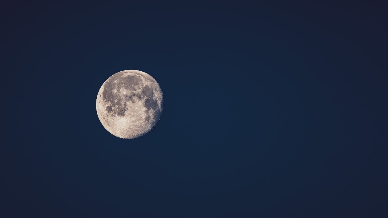 Ein silberner Mond erleuchtet den Nachthimmel von Davos. | © Davos Klosters Mountains