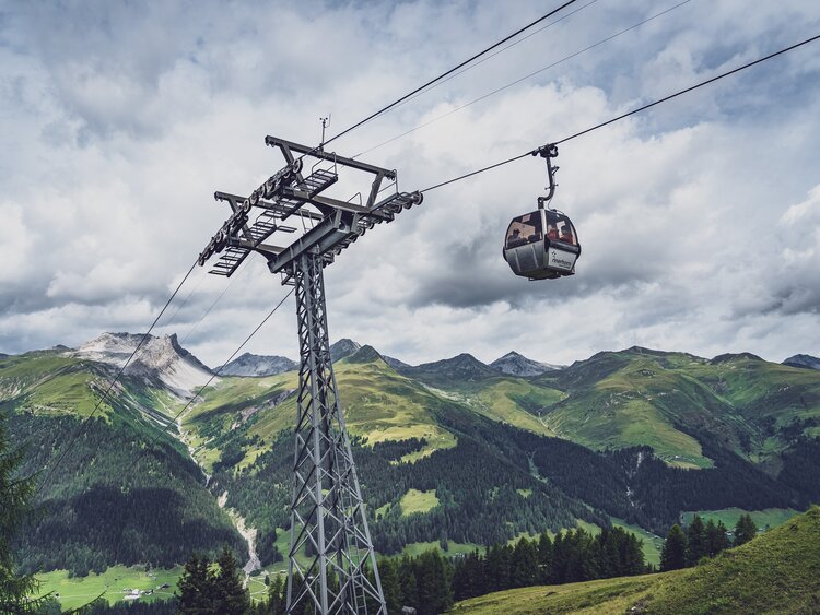 Der Sommer ist da und die Gondel bringt Gäste wieder auf das Rinerhorn. | © Davos Klosters Mountains