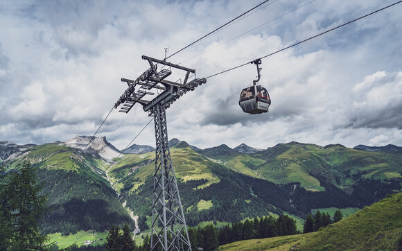 Der Sommer ist da und die Gondel bringt Gäste wieder auf das Rinerhorn. | © Davos Klosters Mountains