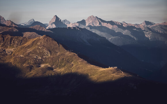 Blick vom Jakobshorn auf das Rinerhorn, das von den ersten Sonnenstrahlen des Tages beleuchtet wird. | © Davos Klosters Mountains