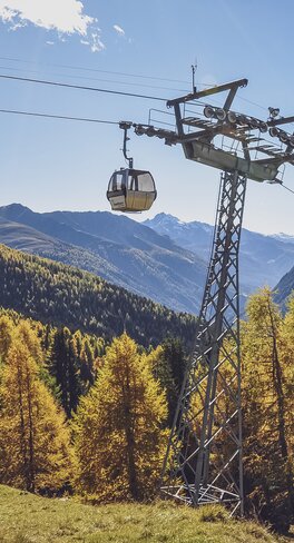 Herbstliche Aussicht nach Wiesen mit der Rinerhorn Gondel im Blickfeld. | © Davos Klosters Mountains