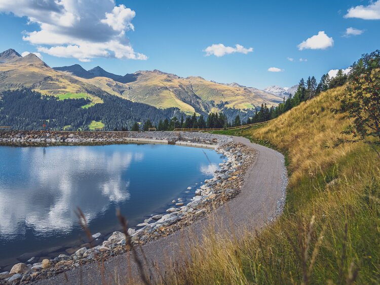 Speichersee Nülli auf dem Rinerhorn mit Bergpanorama im Hintergrund. | © Davos Klosters Mountains