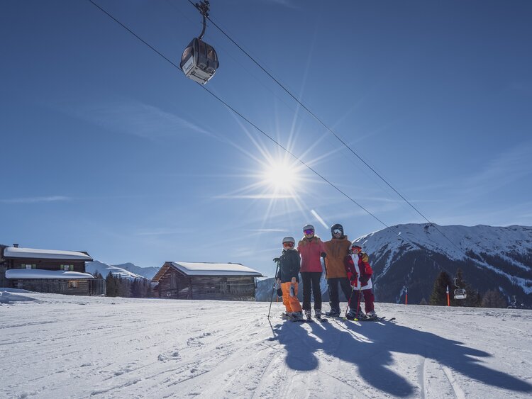 Sportliche Familie geniesst perfete Schneebedingungen im Skigebiet Rinerhorn. | © Davos Klosters Mountains