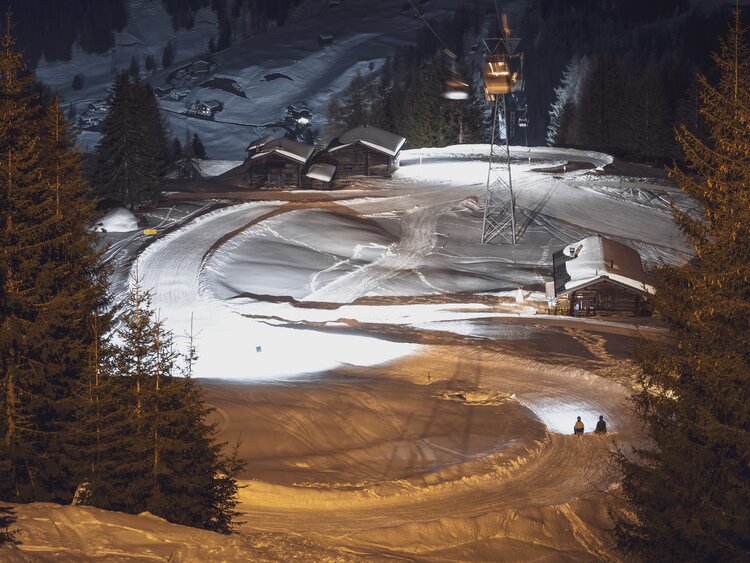 Blick auf die beleuchtete Nachtschlittelpiste am Rinerhorn. | © Davos Klosters Mountains
