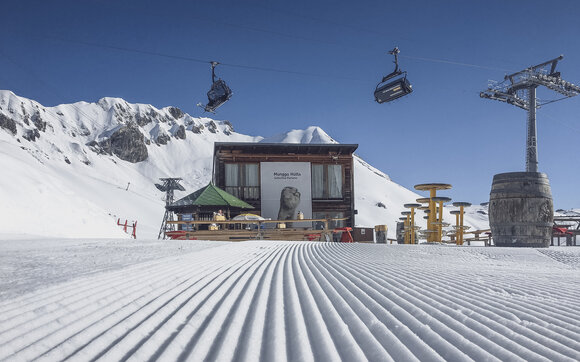 Frisch präparierte Piste führt zur charmanten Munggahütte auf Parsenn.  | © Davos Klosters Mountains