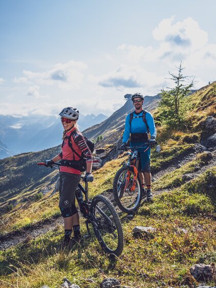 2 Personen mit Mountainbikes in den Bergen | © Davos Klosters Mountains 