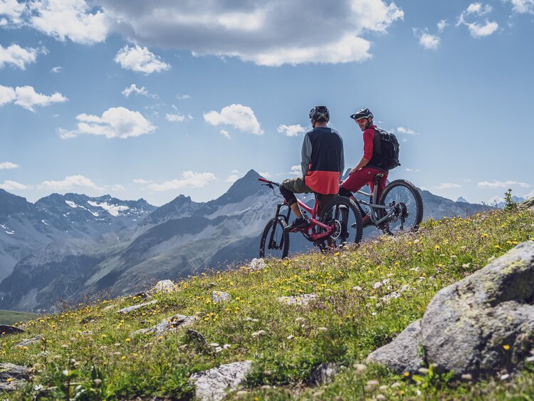 2 Mountainbiker am rasten  | © Davos Klosters Mountains 