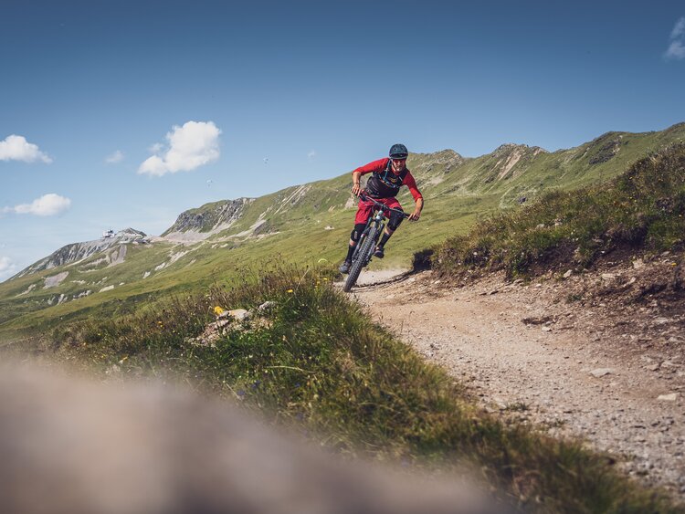 Mountainbiker unterwegs in den Alpen  | © Davos Klosters Mountains 
