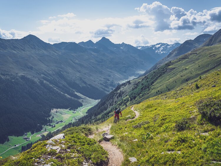 Biker geniesst die Abfahrt vom Jakobshorn nach Teufi im Dischmatal. | © Davos Klosters Mountains
