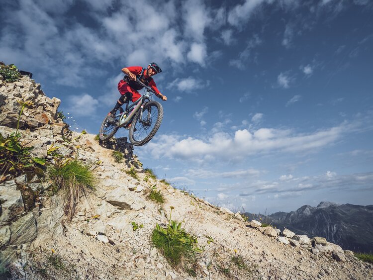 Mountainbiker unterwegs in den Alpen  | © Davos Klosters Mountains 
