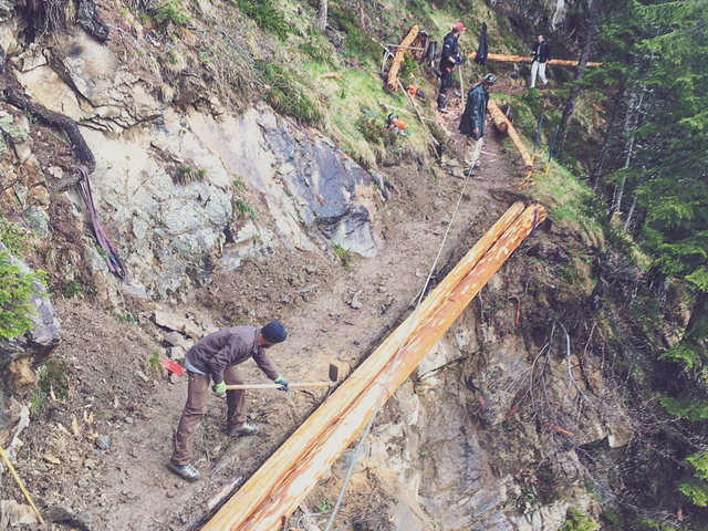 Die Trail Crew Davos befestigt den Weg mit Hilfe von Baumstämmen.  | © Davos Klosters Mountains
