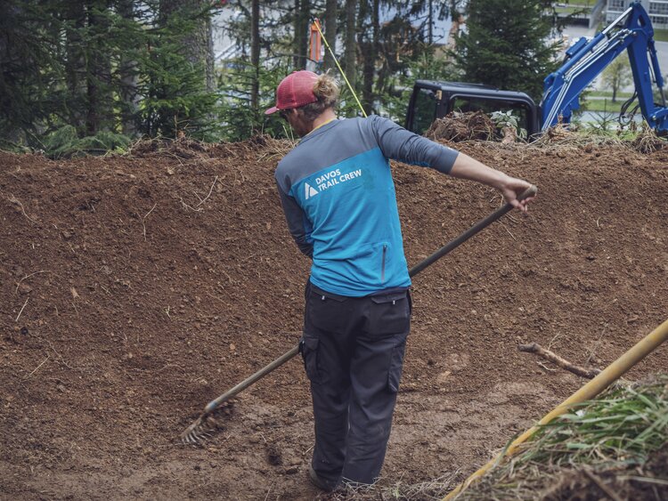 Ein Mitglied der Trail Crew Davos recht den neu entstandenen Teil des Technik Trails auf dem Jakobshorn.  | © Davos Klosters Mountains