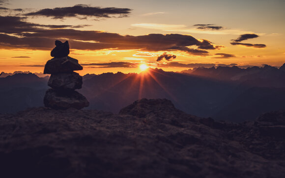Ein Steinmännchen beim Sonnenuntergang. | © Davos Klosters Mountains