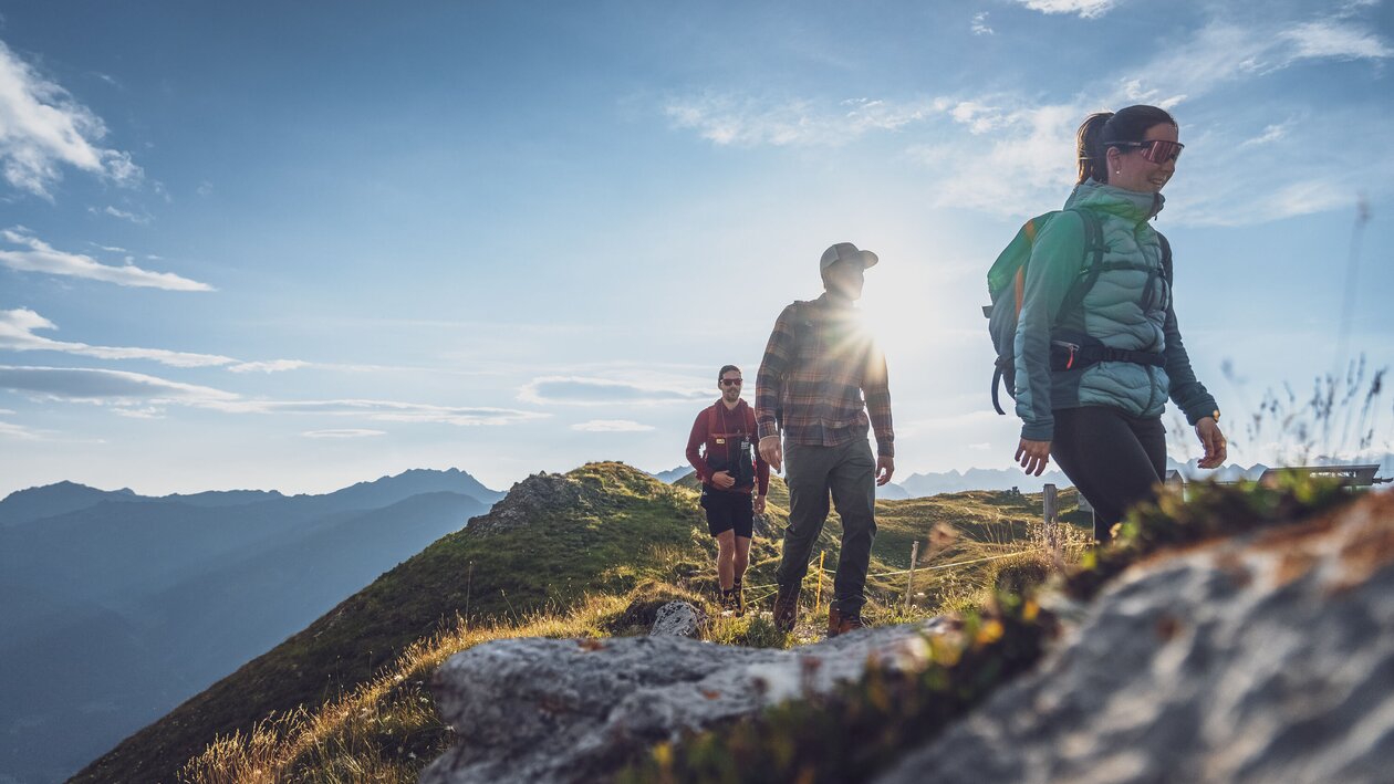 Wanderer auf Felsweg  | © Davos Klosters Mountains 
