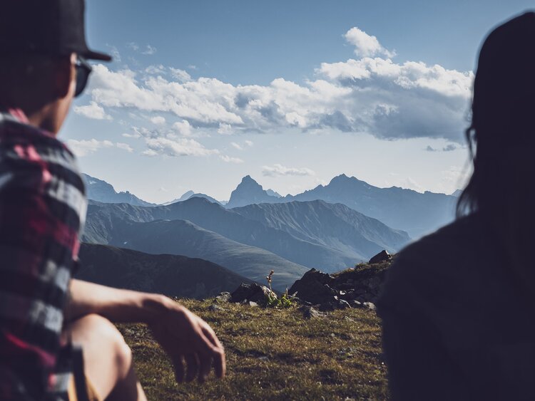 2 Wanderer geniessen das Bergpanorama | © Davos Klosters Mountains 