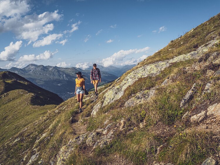 2 Wanderer auf Bergpfad  | © Davos Klosters Mountains 