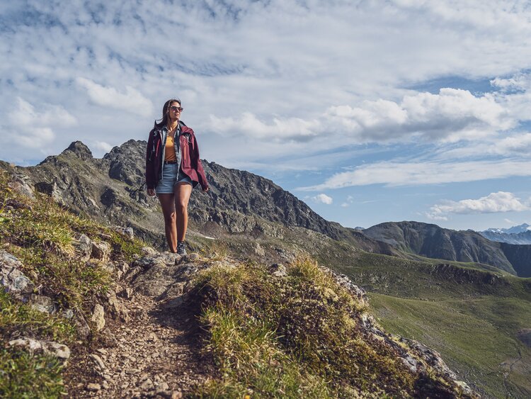 Wanderin auf Bergpfad  | © Davos Klosters Mountains 