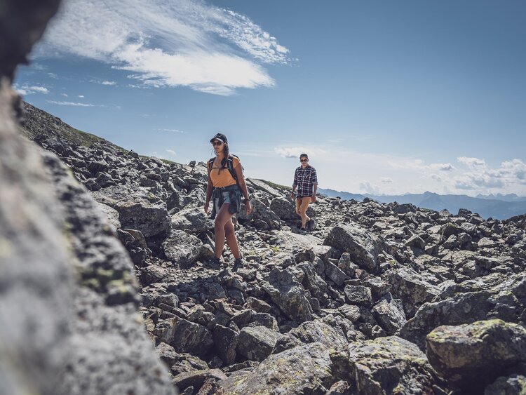 Zwei Wanderer auf Felsenweg  | © Davos Klosters Mountains 