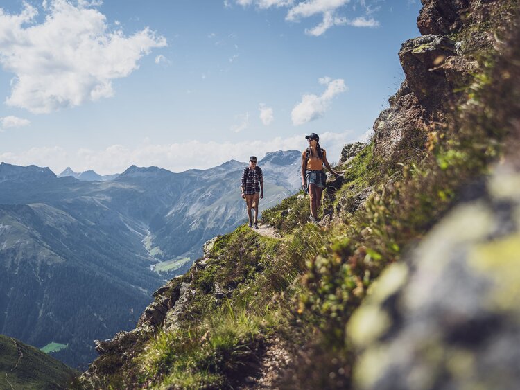 2 Wanderer auf Alpinen Wanderweg  | © Davos Klosters Mountains 