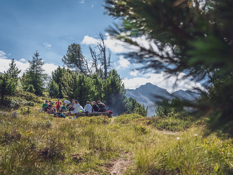 Gruppe Wanderer beim Picknick  | © Davos Klosters Mountains 