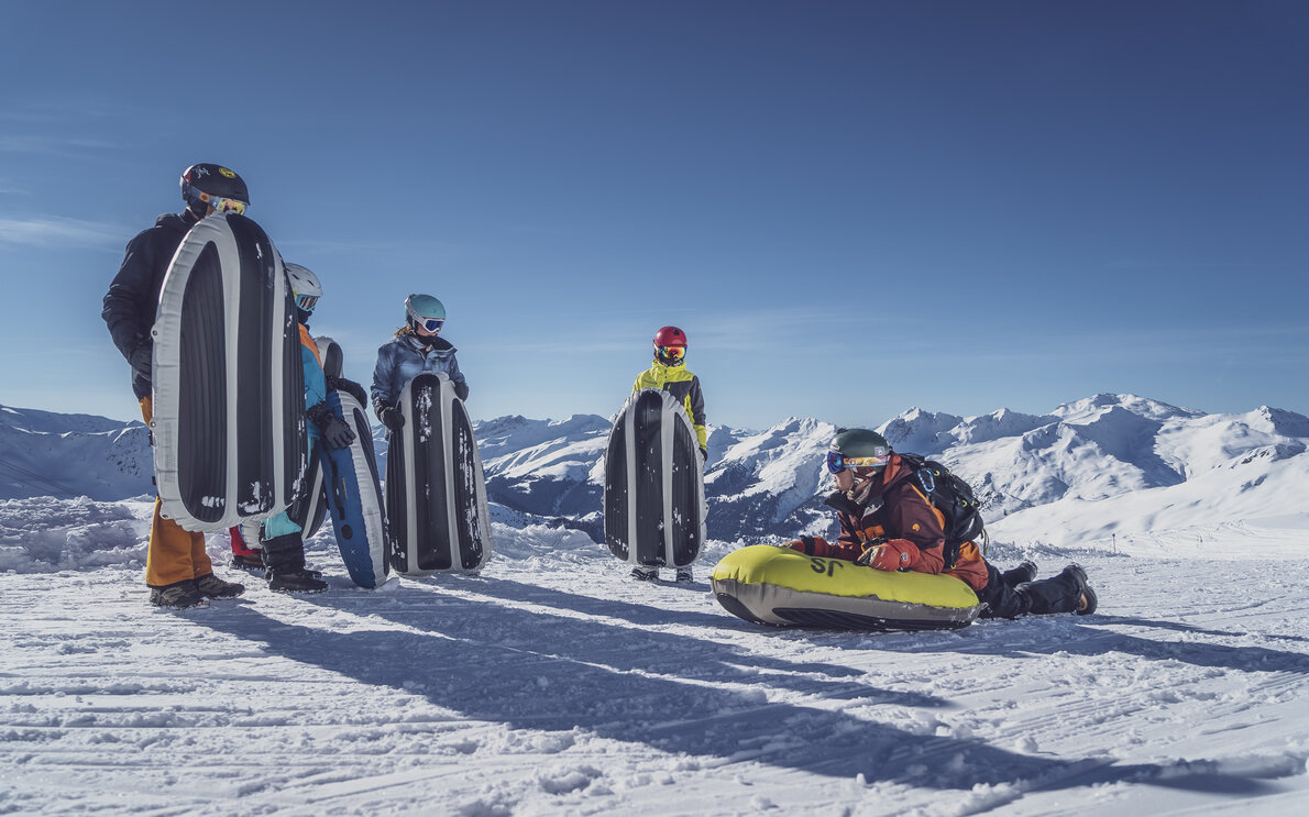 Gruppe Airborder bei der Instruktion durch Guide  | © Davos Klosters Mountains 