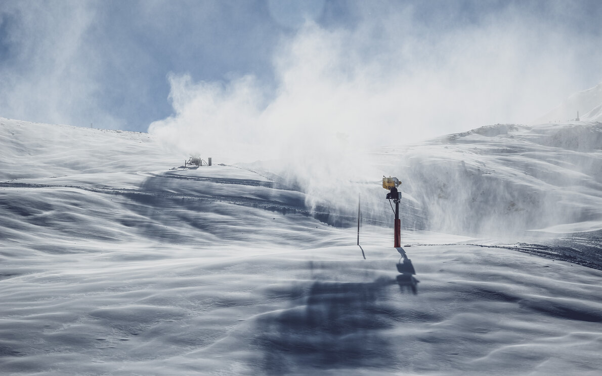 Ein Schneeerzeuger produziert eine Menge Schnee, der sich langsam zu Boden senkt. | © Davos Klosters Mountains