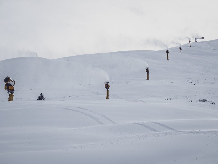 Die Schneeerzeuger auf dem Jakobshorn produzieren Schnee.  | © Davos Klosters Mountains
