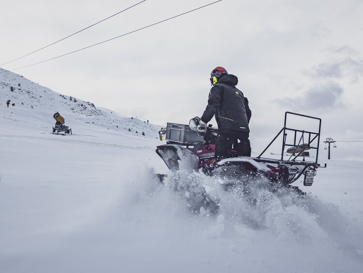 Mit dem Quad fährt der Beschneier zu den Schneeerzeugern. | © Davos Klosters Mountains