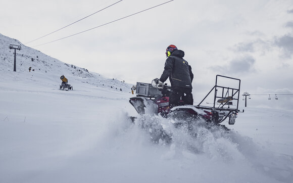 Mit dem Quad fährt der Beschneier zu den Schneeerzeugern. | © Davos Klosters Mountains