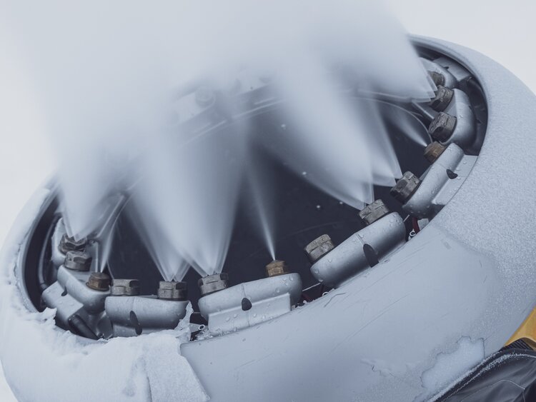 Aus den Düsen des Schneeerzeugers wird feinster Wasserstaub in die Luft gepresst. | © Davos Klosters Mountains