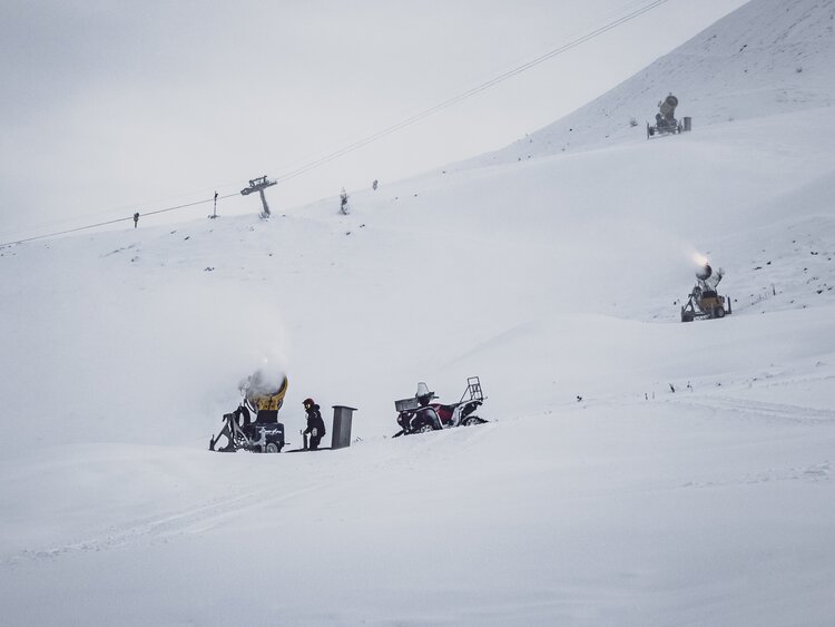 Während die Schneeerzeuger laufen wird jede einzelne kontrolliert.  | © Davos Klosters Mountains