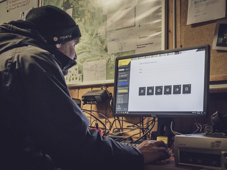 Im Büro wird die Schneeanlage über die Software ATASSpro überwacht und gesteuert.  | © Davos Klosters Mountains