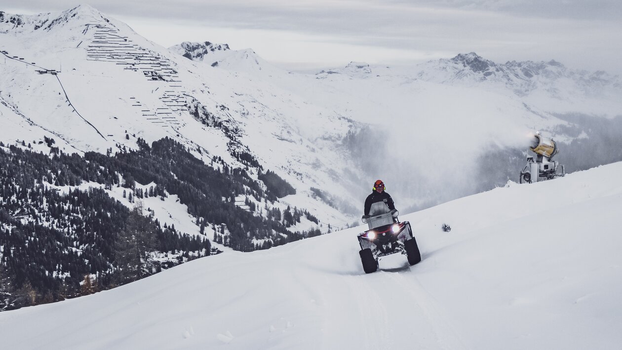 Ein Beschneier ist mit dem Quad auf dem Jakobshorn unterwegs. | © Davos Klosters Mountains
