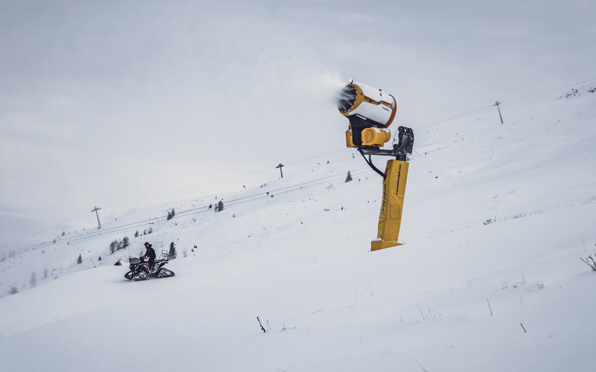 Mit dem Quad fährt der Beschneier zu den Schneeerzeugern und kontrolliert diese.  | © Davos Klosters Mountains