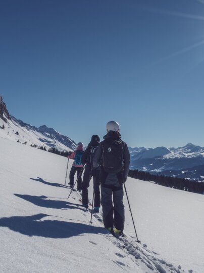 Gruppe Tourengänger unterwegs auf Hang  | © Davos Klosters Mountains