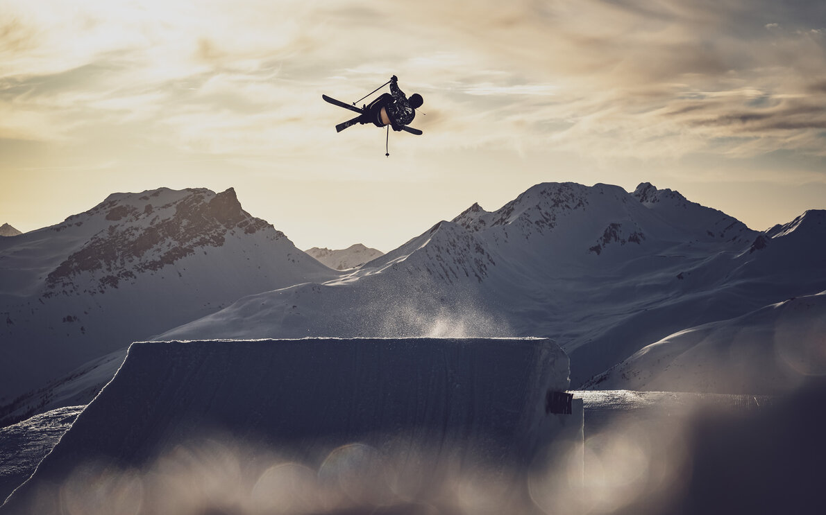 Freestyler aktiv in der Luft | © Davos Klosters Mountains 