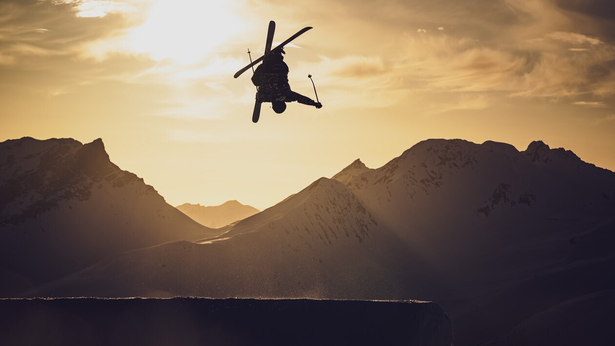Freestyler beim Training bei Sonnenuntergang  | © Davos Klosters Mountains 